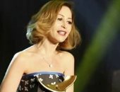 ليلى علوى ومنى زكى تهنئان منة شلبى لتكريمها فى مهرجان أسوان 