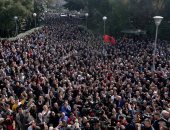 مسيرة حاشدة أمام البرلمان الألبانى للمطالبة باستقالة رئيس الوزراء إيدى راما