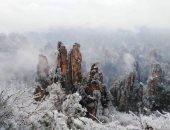 تحولت للأبيض.. الثلوج تغطى جبل الجنة بالصين.. فيديو وصور