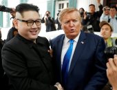 صور.. يخلق من الشبه أربعين.. شبيها ترامب وكيم يجذبان أنظار المارة في هانوي