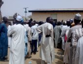 فيديو وصور.. النيجيريون يسيرون أميالا للتصويت بانتخابات الرئاسة بعد حظر السيارات