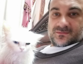أنا وأليفى.. أحمد الكيكى يشارك بصوره مع قطته: "لى لى بتسمع كلامى"