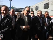 وزير النقل يستقل قطار الصعيد ويصل المنيا لافتتاح محطة إشارات مغاغة