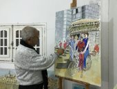 فنان تشكيلى يجسد تاريخ سيناء بالرسوم.. رجب عامر صمم مرسما على شاطئ العريش