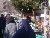 صور.. العشوائية والباعة الجائلون يحاصرون ميدان ألف مسكن          