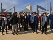 صور.. جولة محافظ مطروح لمتابعة رصف وتطوير الشوارع وحديقة كليوباترا