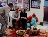 شاهد.. فتاة مغربية ترسم الحنّاء على يدى ميجان ماركل.. فيديو وصور