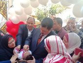 فيديو وصور.. محافظ القليوبية يدشن الحملة القومية للتطعيم ضد شلل الأطفال بـ"تورتة"