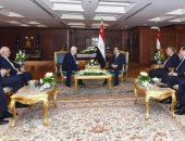 السيسى لـ"أبو مازن": موقف مصر ثابت تجاه القضية الفلسطينية وحل الدولتين