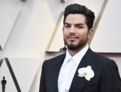 شاهد آدم لامبيرت بـ"حلق ألماس" بحفل الأوسكار.. وملابسه من tom ford