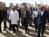 صور.. رئيس الوزراء يصل محافظة السويس ويتفقد المستشفى العام 