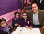 صور.. رئيس الوزراء لمديرة مكتبة مدرسة السويس: "جهاز الكمبيوتر ده من القرن العتيق" 