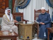 وزير التسامح الإماراتي يسلم الإمام الأكبر درع الجائزة العالمية للإخوة الإنسانية