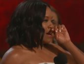 شاهد.. ريجينا كينج تبكى بعد فوزها بالأوسكار وتهدى الجائزة لوالدتها