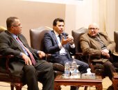 صور.. وزير الرياضة لطلاب جامعة عين شمس: "مصر رجعت تانى تستضيف البطولات الدولية"