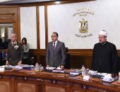 الحكومة تقف دقيقة حداد على أرواح ضحايا حادث حريق قطار محطة مصر.. والرئيس يتابع الحادث لحظة بلحظة.. و"مدبولى" يطلب بفتح تحقيق فورى.. ويشدد: أى خطأ أو إهمال أو تقصير سيواجه بحساب عسير وجميع المسئولين بموقع الحريق