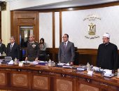 صور.. مجلس الوزراء يقف دقيقة حدادا على أرواح شهداء حادث محطة رمسيس