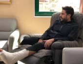 شاهد.. محمد حماقى قبل خضوعه لعملية جراحية دقيقة بالقدم اليسرى