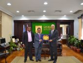 رئيس جامعة الإسكندرية يستقبل مساعد الملحق الثقافى بالسفارة الليبية لبحث التعاون المشترك