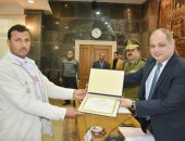 محافظ الغربية يكرم شابًا أنقذ قرية ميت الشيخ من كارثة بعد اشتعال سيارة وقود