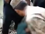 فيديو .. لحظة القبض على الطيار الهندى بعد إسقاط طائرته فى باكستان