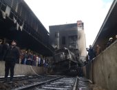 القصة الكاملة لأسباب حادث حريق قطار محطة مصر.. تصادم جرار مفرد بنهاية رصيف 6 أدى لانفجار تانك السولار وتحطم الرصيف والمكاتب المجاورة.. ورئيس السكة الحديد يحمل السائق المسئولية لتركه جرار القطار يسير بدونه.. صور