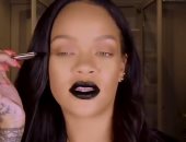 الست دى خبرة.. شاهد ريهانا تضع مكياجها باحترافية.. فيديو وصور
