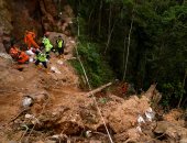 صور.. انهيار منجم ذهب فى إندونيسيا و استمرار استخراج جثث الضحايا من داخله