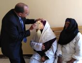 رئيس جامعة بنى سويف يجرى جراحة إزالة مياه لعجوز ضمن مبادرة نور العيون