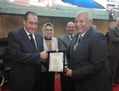 محافظ الوادى الجديد يكرم 3 محافظين سابقين فى احتفالية يوم الوفاء بالمحافظة 