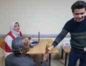 فيديو.. مستشفى زفتى العام توزع الورود على المواطنين خلال فحصهم بحملة 100 مليون صحه