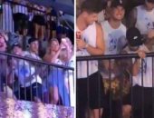 شاهد.. نيمار يواصل تعافيه بالبرازيل ويرقص على العكاز خلال احتفالية 