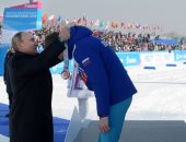 صور.. بوتين يشارك فى تتويج الفائزين فى مسابقة التزلج الجامعية