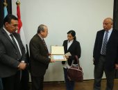 محافظ كفرالشيخ يكرم "حنان صبحى" كنموذج مشرف من أبناء المحافظة