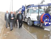 محافظ الجيزة يتابع عمليات شفط مياه الأمطار بالمحاور والطرق الرئيسية.. صور وفيديو