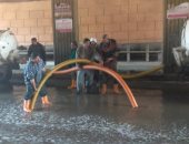 "مياه القليوبية": 25 سيارة وشفاط فى الشوارع لرفع تراكمات مياه الأمطار