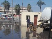 صور.. شفط تجمعات مياه الأمطار من الشوارع والميادين الشرقية 