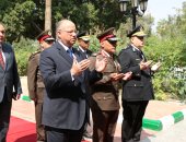 محافظ القاهرة وقائد المنطقة المركزية يضعان إكليل الزهور على مقابر الشهداء