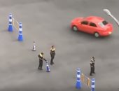 بيخترعوا.. رجال الشرطة فى المكسيك يلهون بتحدى "قمع المرور".. فيديو وصور