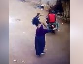 فيديو.. شجاعة سيدة مصرية تنجح فى الإمساك بلصوص سرقوا هاتف طالبة