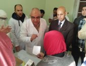 وكيل الصحة بالشرقية يسلم العلاج لأول 16 حالة فيروس سى ترصدها 100 مليون صحة
