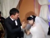 فيديو وصور.. شاب يضرب عروسته بحفل الزفاف بدلا من قبلة الزواج .. اعرف السبب