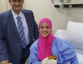 صورة..وزير الرياضة يطمئن على هداية ملاك بعد إجرائها عملية جراحية 