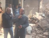 محافظة القاهرة تدفع بلوادر لرفع أنقاض العقار المنهار فى الزيتون