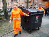 وزيرة الأسرة بألمانيا تجمع القمامة من المنازل احتفالا باليوم العالمى للمرأة