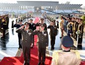 فيديو.. الرئيس السيسى ينيب وزير الدفاع لوضع إكليل الزهور على النصب التذكارى