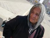 قصة كفاح.. "أم رضا" 65 عاما تجمع القمامة لتبيعها وتأكل بثمنها