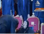 فيديو.. الرئيس السيسى يقبل يد والدة شهيدين بالقوات المسلحة 