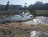 لجنة هندسية تعاين ملعب مركز شباب بلبيس بعد غرقه بمياه الصرف