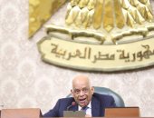 رئيس النواب مازحا: "الوزراء مُخصص لهم أماكن حلوة مش عايزين يجوا ليه؟"